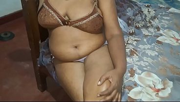 Caught on the bedroom an Arab milf